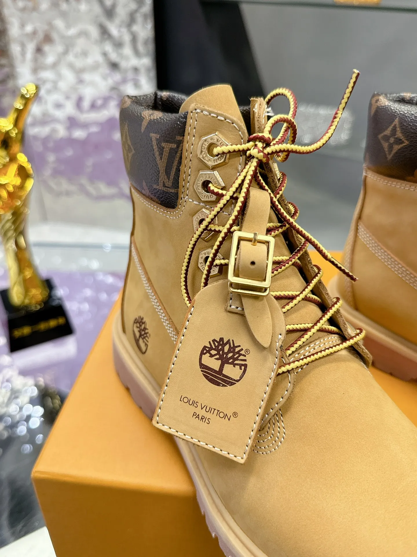 Factory price: 760💰 (Couple model) LV x Timberland Timberland joint model Presbyopia Rhubarb boots Ankle boots Short boots LV x Timberland ankle boots are made of Monogram embossed waterproof nubuck cow leather, relying on the brand's exquisite craftsmanship to carefully reshape the classic Timberland 6-inch boot shape in Italy, making an eye-catching appearance with American workwear style Men's men's shoes 💰Monogram created by harrell Williams The embossed tongue, original Timberland laces and outsole are exquisite details, and the leather label expresses the cooperation logo. Exquisite packaging at the delivery counter🛍📦 ▪️Material: Original custom imported first-layer cowhide ▪️Inner lining: Original custom leather lining ▪️Outsole: Original open-molded anti-slip rubber material ▪️Sole thickness: 3.5CM ▪️Size: Women's 35-40 ▪️Size: Men's size 39-44, customized 45, 46